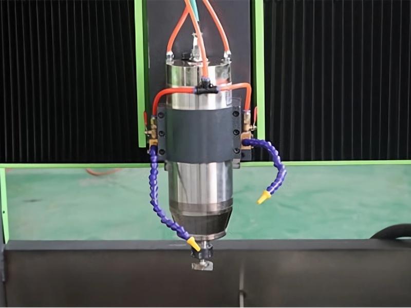 Какой тип двигателя шпинделя следует использовать для гравировального станка по камню, и какая его мощность лучше всего?