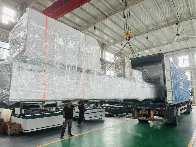 Труборезный станок с волоконным лазером CNC6024 мощностью 6000 Вт от DADI завершен в контейнере.